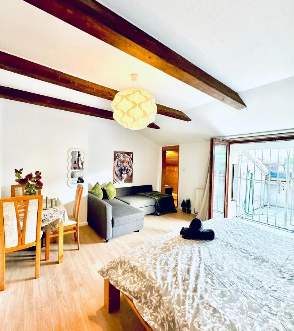 Apartment Cozy Rooms In A Villa For Groups, 16-Mins To Blumengaerten Vienna Austria